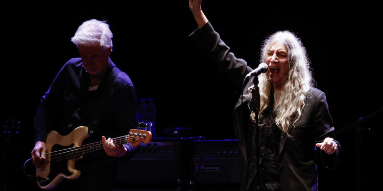 Patti Smith pone en pie al Jovellanos con su rock eterno y un grito por la paz