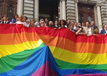 Asturias aprueba una histórica ley LGTBI con el único rechazo de Vox: «Ni un paso atrás. Ni un derecho menos»