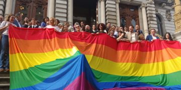 Asturias aprueba una histórica ley LGTBI con el único rechazo de Vox: «Ni un paso atrás. Ni un derecho menos»