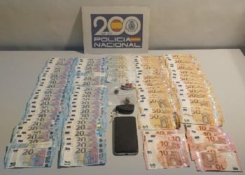 Drogas y 2.900 euros en una riñonera: detenida una mujer en Mieres