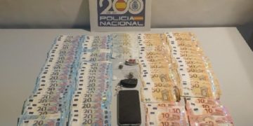 Drogas y 2.900 euros en una riñonera: detenida una mujer en Mieres