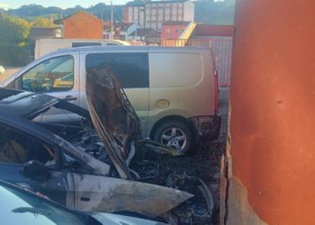 Noche de fuego en Grado: un coche acaba reducido a cenizas y otros dos resultan afectados