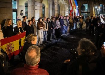 Los ayuntamientos asturianos se unen al duelo por la tragedia ferroviaria de Toledo: Oviedo, Gijón y Avilés guardan un minuto de silencio