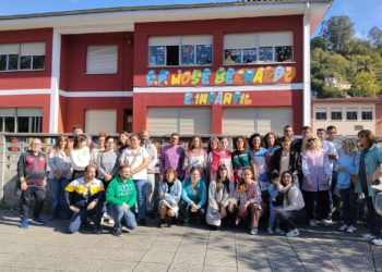 Denuncian el cierre de una unidad pública en Sama mientras se mantienen tres colegios concertados