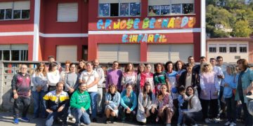 Denuncian el cierre de una unidad pública en Sama mientras se mantienen tres colegios concertados