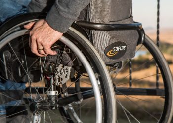 Se enfrenta a un año de cárcel por gritar «¡levántate y anda!» a una persona en silla de ruedas en el centro de Gijón