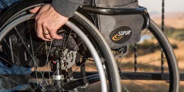 Se enfrenta a un año de cárcel por gritar «¡levántate y anda!» a una persona en silla de ruedas en el centro de Gijón